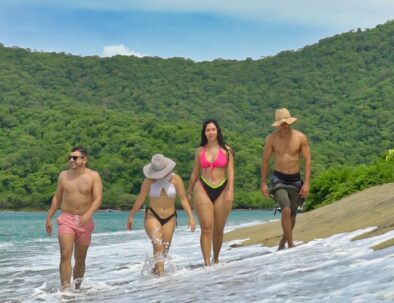 turistas en el parque tayrona